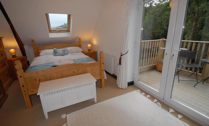 King size bed with en-suuite & balcony
